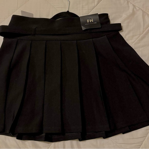 Women High-Waisted Black Mini Skort with Belt - Picture 9 of 11